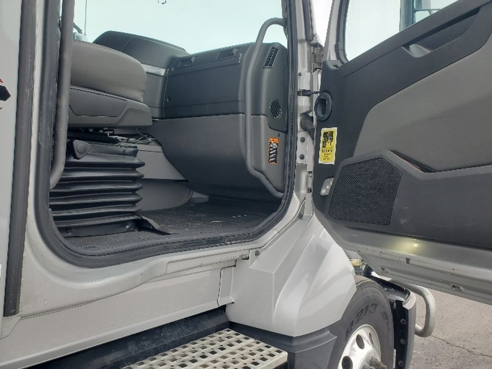 Sleeper Tractor-Heavy Duty Tractors-Volvo-2020-VNL64740-White Deer-PA-496,797\n\t\tmiles-$ 55,750 - Image 13