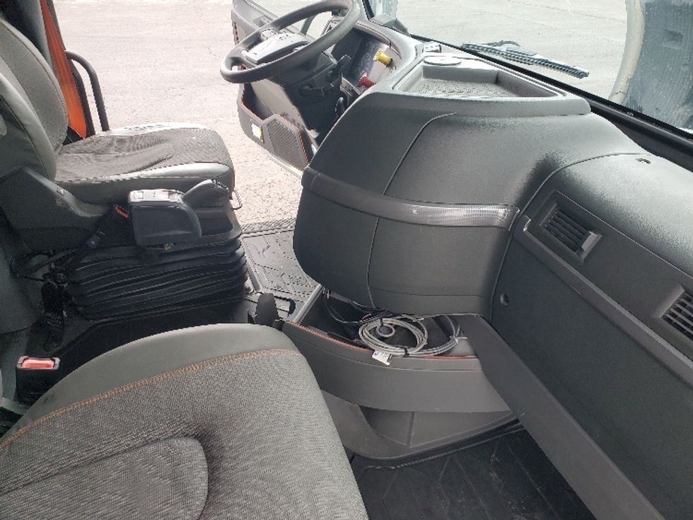 Sleeper Tractor-Heavy Duty Tractors-Volvo-2020-VNL64740-White Deer-PA-496,797\n\t\tmiles-$ 55,750 - Image 15