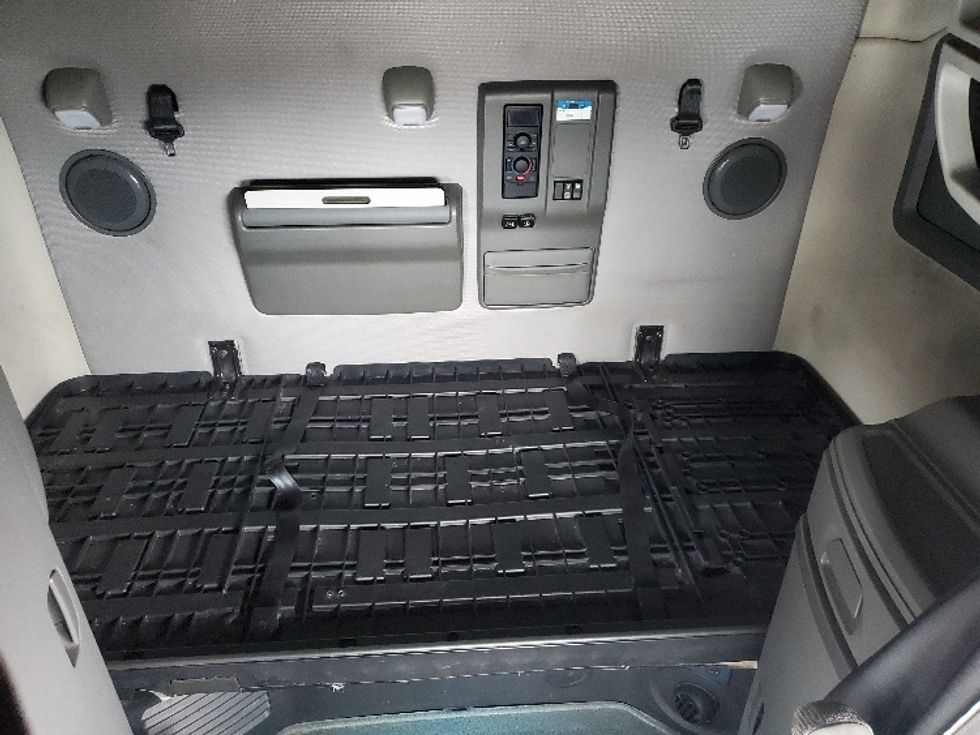 Sleeper Tractor-Heavy Duty Tractors-Volvo-2020-VNL64740-White Deer-PA-496,797\n\t\tmiles-$ 55,750 - Image 16