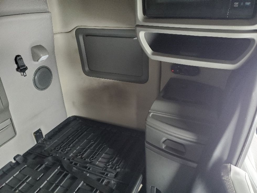 Sleeper Tractor-Heavy Duty Tractors-Volvo-2020-VNL64740-White Deer-PA-496,797\n\t\tmiles-$ 55,750 - Image 17