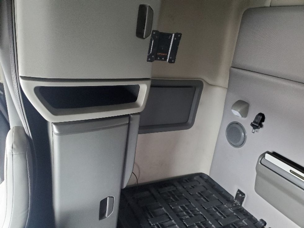 Sleeper Tractor-Heavy Duty Tractors-Volvo-2020-VNL64740-White Deer-PA-496,797\n\t\tmiles-$ 55,750 - Image 18