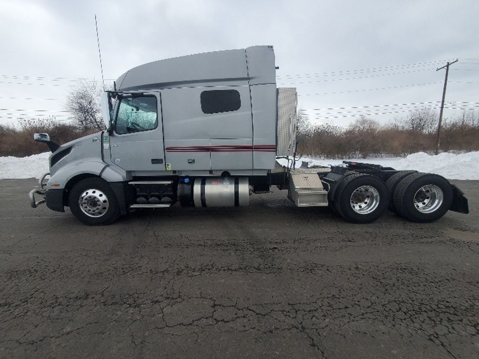 Sleeper Tractor-Heavy Duty Tractors-Volvo-2020-VNL64740-White Deer-PA-496,797\n\t\tmiles-$ 55,750 - Image 4