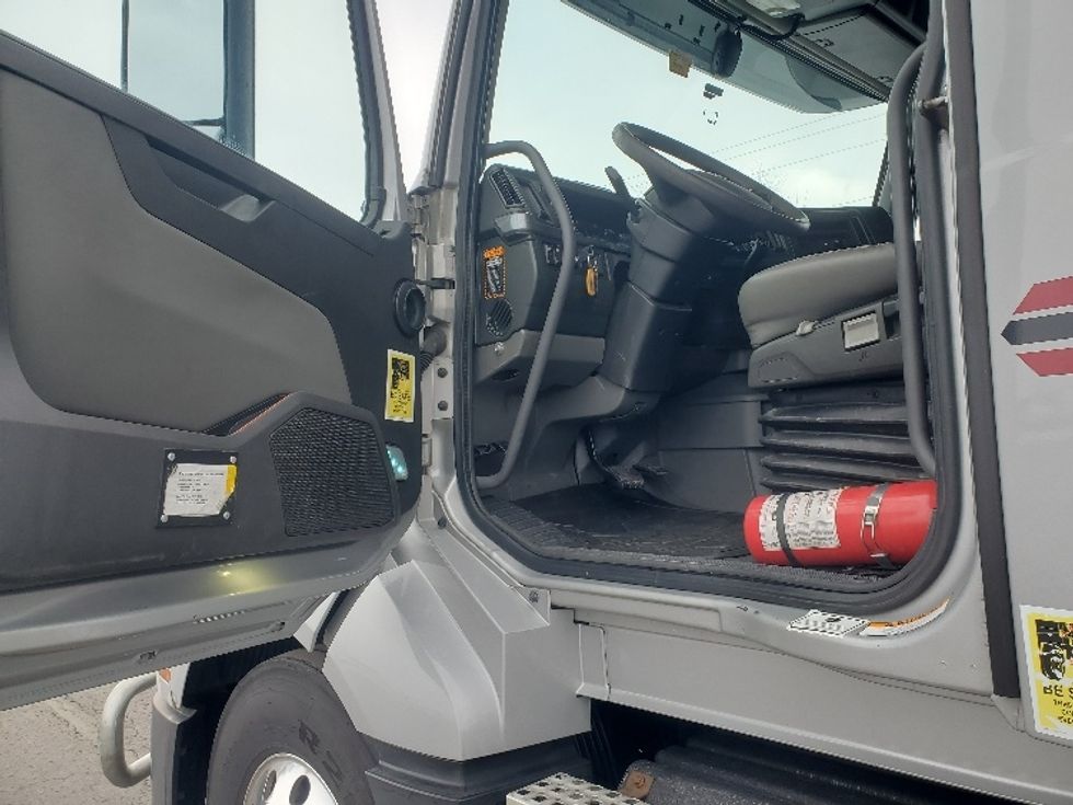 Sleeper Tractor-Heavy Duty Tractors-Volvo-2020-VNL64740-White Deer-PA-496,797\n\t\tmiles-$ 55,750 - Image 9