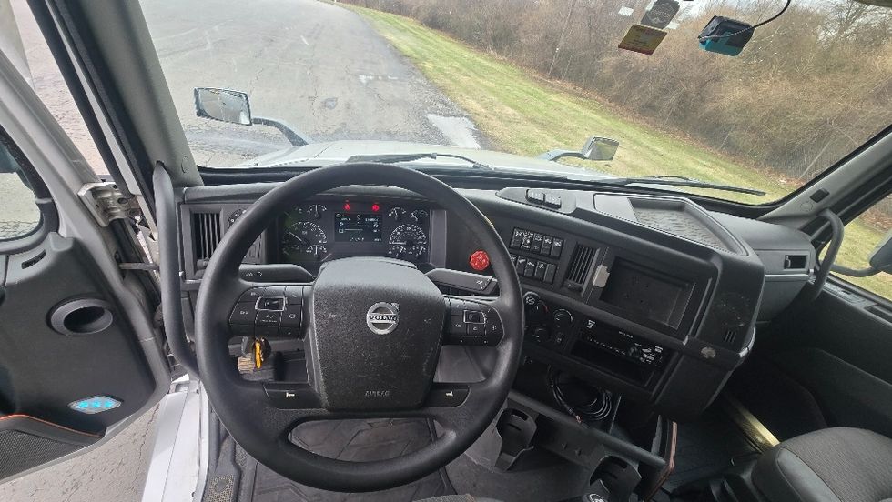 Sleeper Tractor-Heavy Duty Tractors-Volvo-2020-VNL64740-White Deer-PA-513,822\n\t\tmiles-$ 54,500 - Image 11