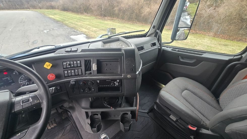 Sleeper Tractor-Heavy Duty Tractors-Volvo-2020-VNL64740-White Deer-PA-513,822\n\t\tmiles-$ 54,500 - Image 12