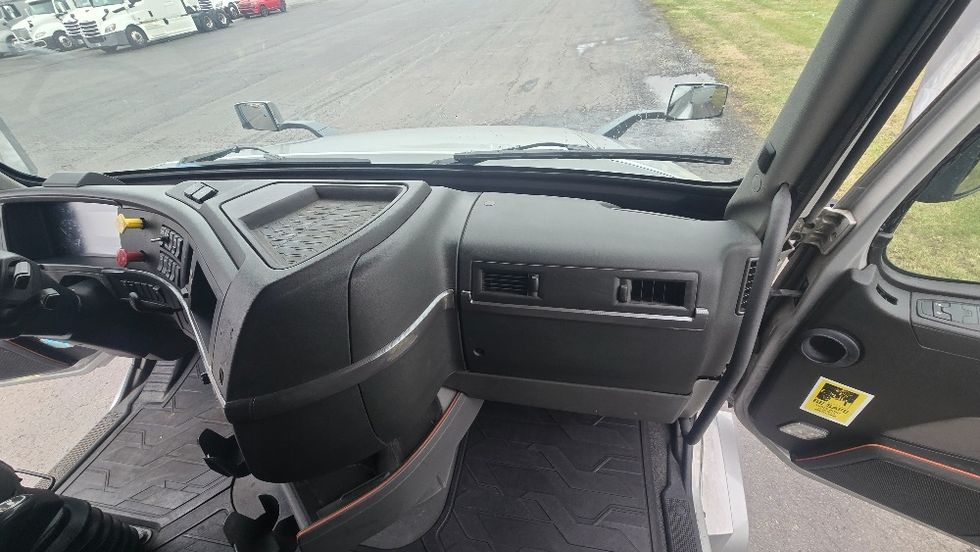 Sleeper Tractor-Heavy Duty Tractors-Volvo-2020-VNL64740-White Deer-PA-513,822\n\t\tmiles-$ 54,500 - Image 14