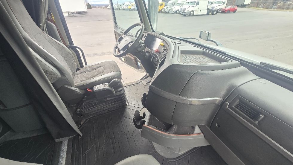 Sleeper Tractor-Heavy Duty Tractors-Volvo-2020-VNL64740-White Deer-PA-513,822\n\t\tmiles-$ 54,500 - Image 15