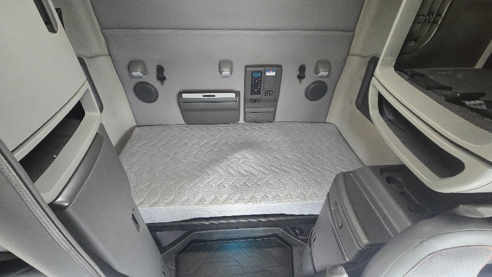 Sleeper Tractor-Heavy Duty Tractors-Volvo-2020-VNL64740-White Deer-PA-513,822\n\t\tmiles-$ 54,500 - Image 16