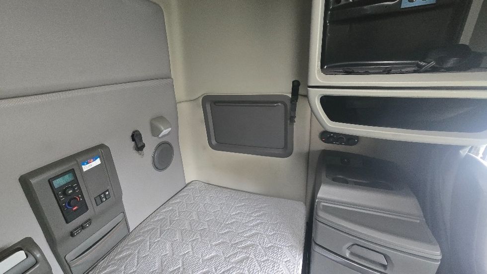 Sleeper Tractor-Heavy Duty Tractors-Volvo-2020-VNL64740-White Deer-PA-513,822\n\t\tmiles-$ 54,500 - Image 17