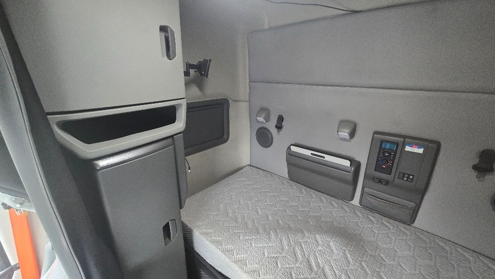 Sleeper Tractor-Heavy Duty Tractors-Volvo-2020-VNL64740-White Deer-PA-513,822\n\t\tmiles-$ 54,500 - Image 18