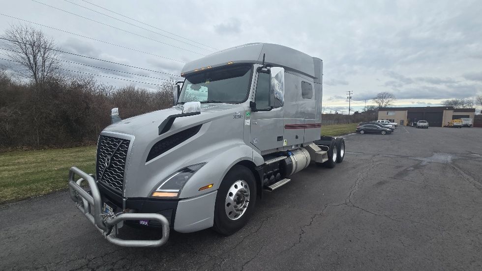 Sleeper Tractor-Heavy Duty Tractors-Volvo-2020-VNL64740-White Deer-PA-513,822\n\t\tmiles-$ 54,500 - Image 3