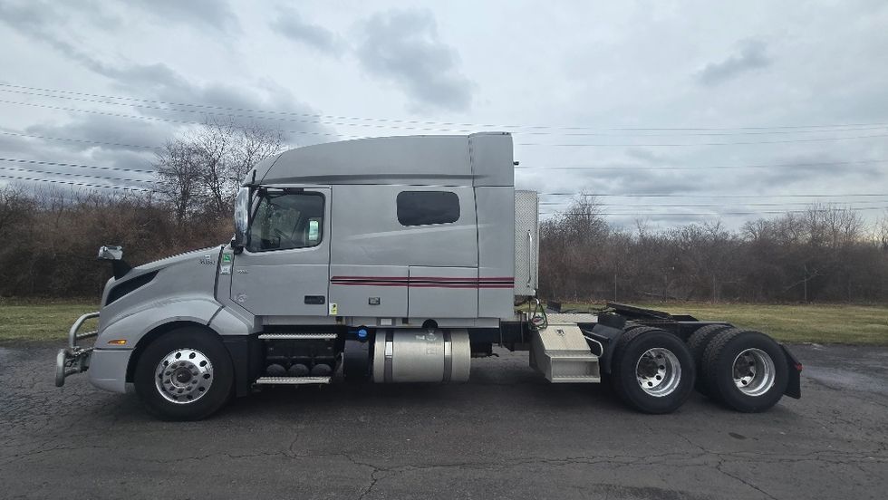 Sleeper Tractor-Heavy Duty Tractors-Volvo-2020-VNL64740-White Deer-PA-513,822\n\t\tmiles-$ 54,500 - Image 4