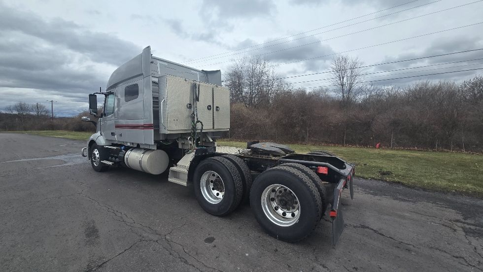 Sleeper Tractor-Heavy Duty Tractors-Volvo-2020-VNL64740-White Deer-PA-513,822\n\t\tmiles-$ 54,500 - Image 5