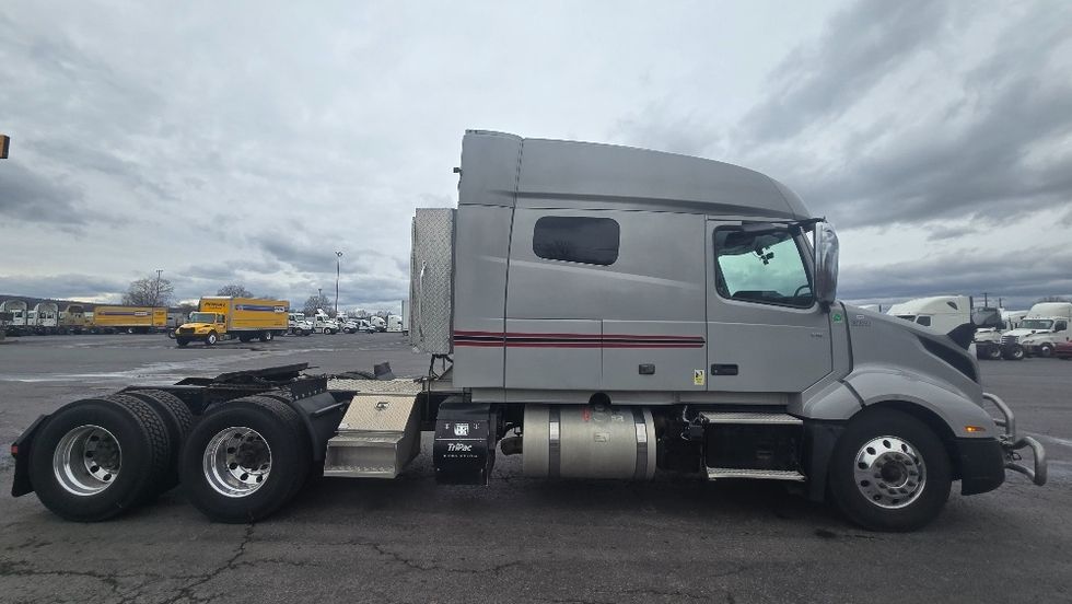 Sleeper Tractor-Heavy Duty Tractors-Volvo-2020-VNL64740-White Deer-PA-513,822\n\t\tmiles-$ 54,500 - Image 8