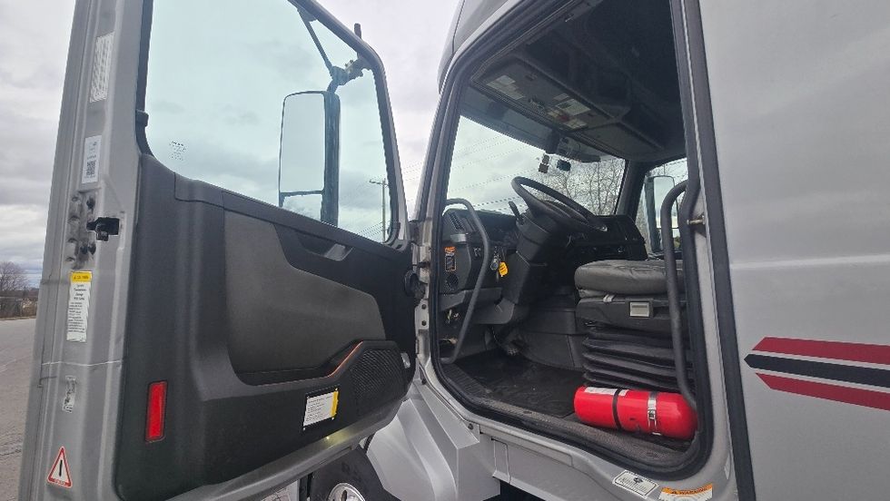 Sleeper Tractor-Heavy Duty Tractors-Volvo-2020-VNL64740-White Deer-PA-513,822\n\t\tmiles-$ 54,500 - Image 9