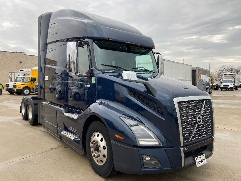 Sleeper Tractor-Heavy Duty Tractors-Volvo-2020-VNL64760-Arlington-TX-661,937\n\t\tmiles-$ 52,750 - Image 1