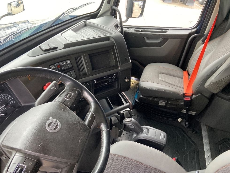 Sleeper Tractor-Heavy Duty Tractors-Volvo-2020-VNL64760-Arlington-TX-661,937\n\t\tmiles-$ 52,750 - Image 10