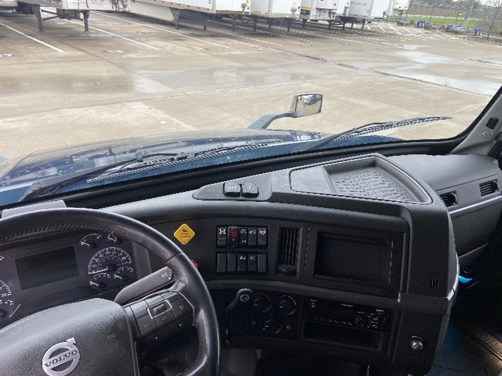 Sleeper Tractor-Heavy Duty Tractors-Volvo-2020-VNL64760-Arlington-TX-661,937\n\t\tmiles-$ 52,750 - Image 11
