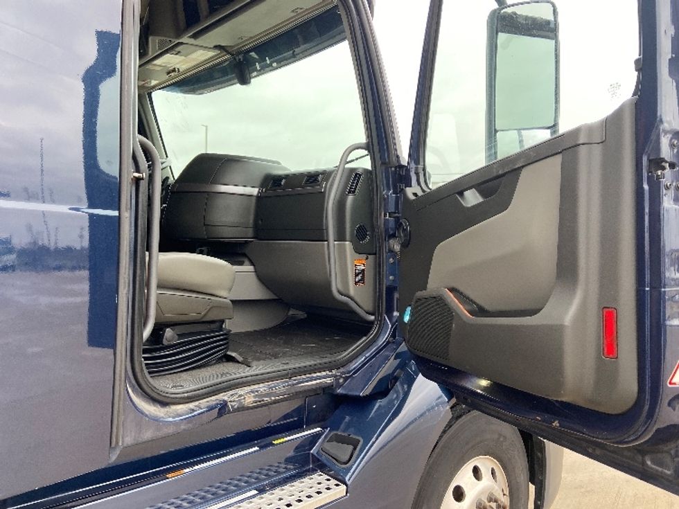 Sleeper Tractor-Heavy Duty Tractors-Volvo-2020-VNL64760-Arlington-TX-661,937\n\t\tmiles-$ 52,750 - Image 13