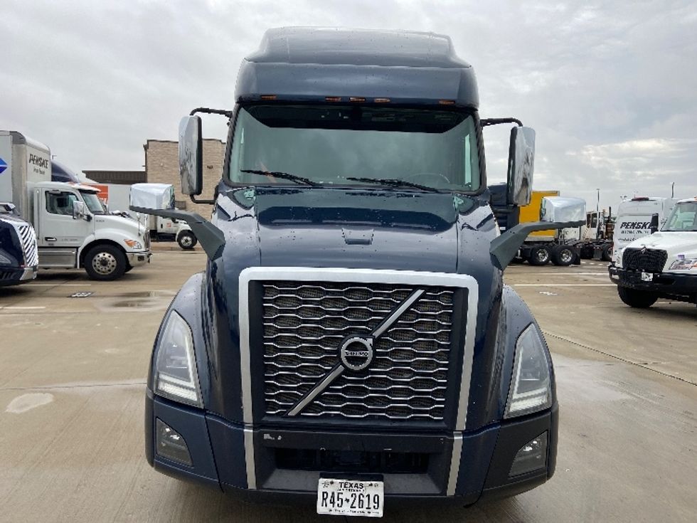 Sleeper Tractor-Heavy Duty Tractors-Volvo-2020-VNL64760-Arlington-TX-661,937\n\t\tmiles-$ 52,750 - Image 2