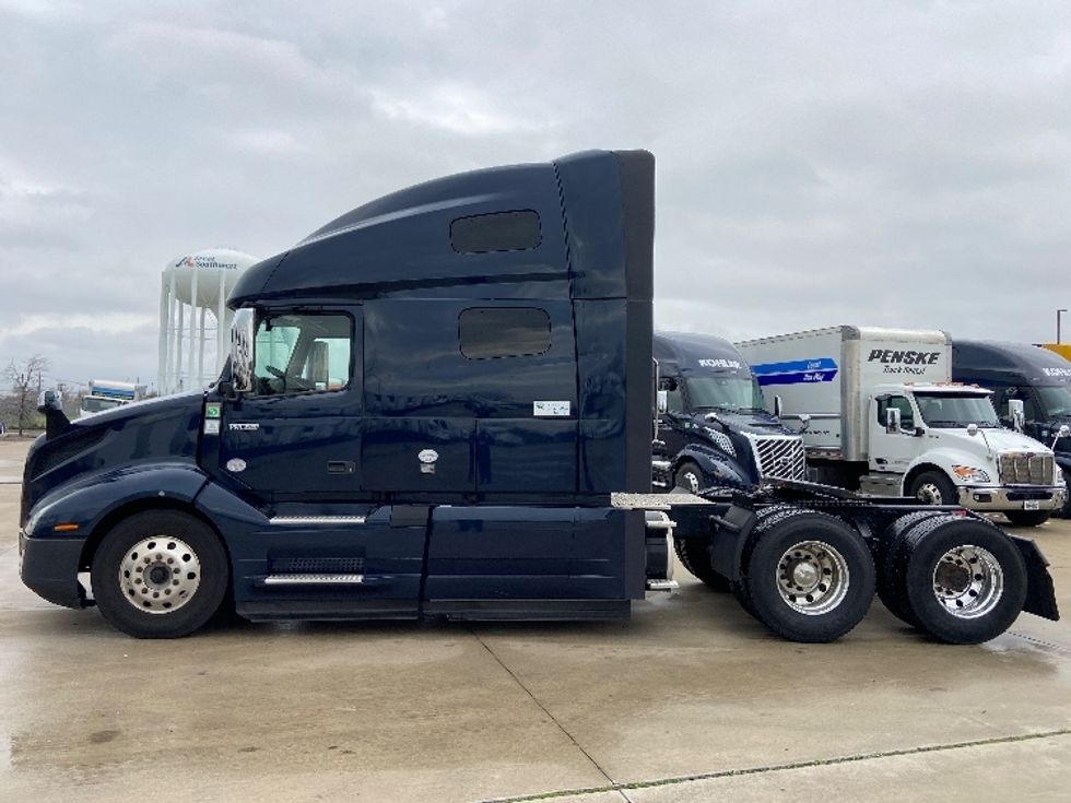 Sleeper Tractor-Heavy Duty Tractors-Volvo-2020-VNL64760-Arlington-TX-661,937\n\t\tmiles-$ 52,750 - Image 4