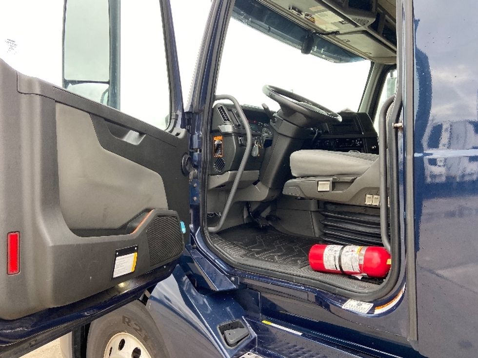 Sleeper Tractor-Heavy Duty Tractors-Volvo-2020-VNL64760-Arlington-TX-661,937\n\t\tmiles-$ 52,750 - Image 9