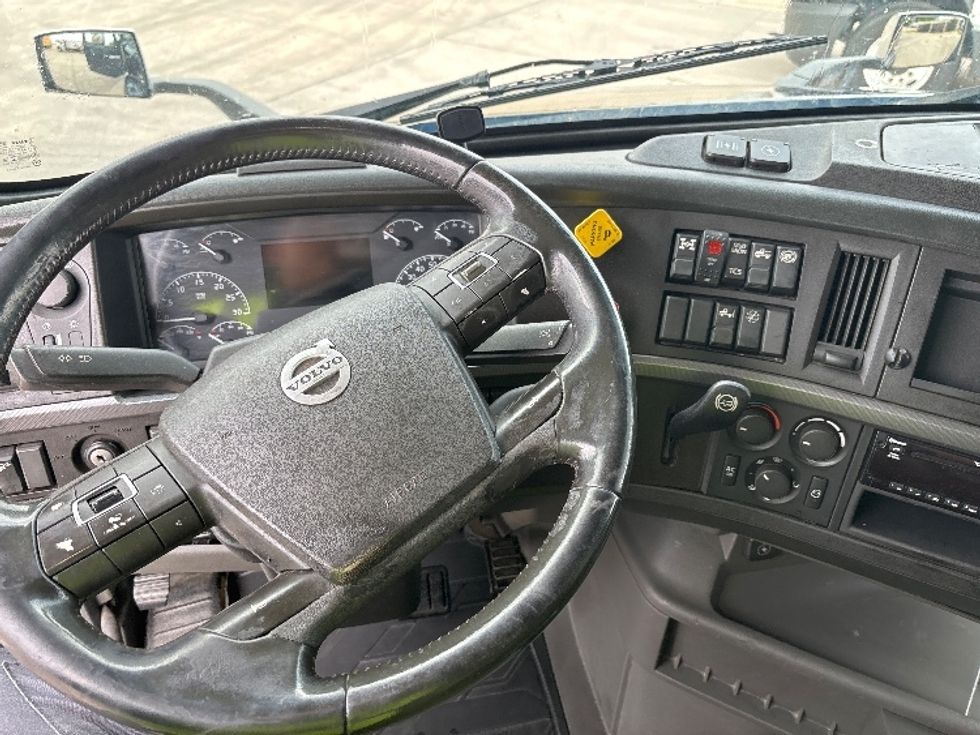 Sleeper Tractor-Heavy Duty Tractors-Volvo-2020-VNL64760-Arlington-TX-710,551\n\t\tmiles-$ 50,000 - Image 11