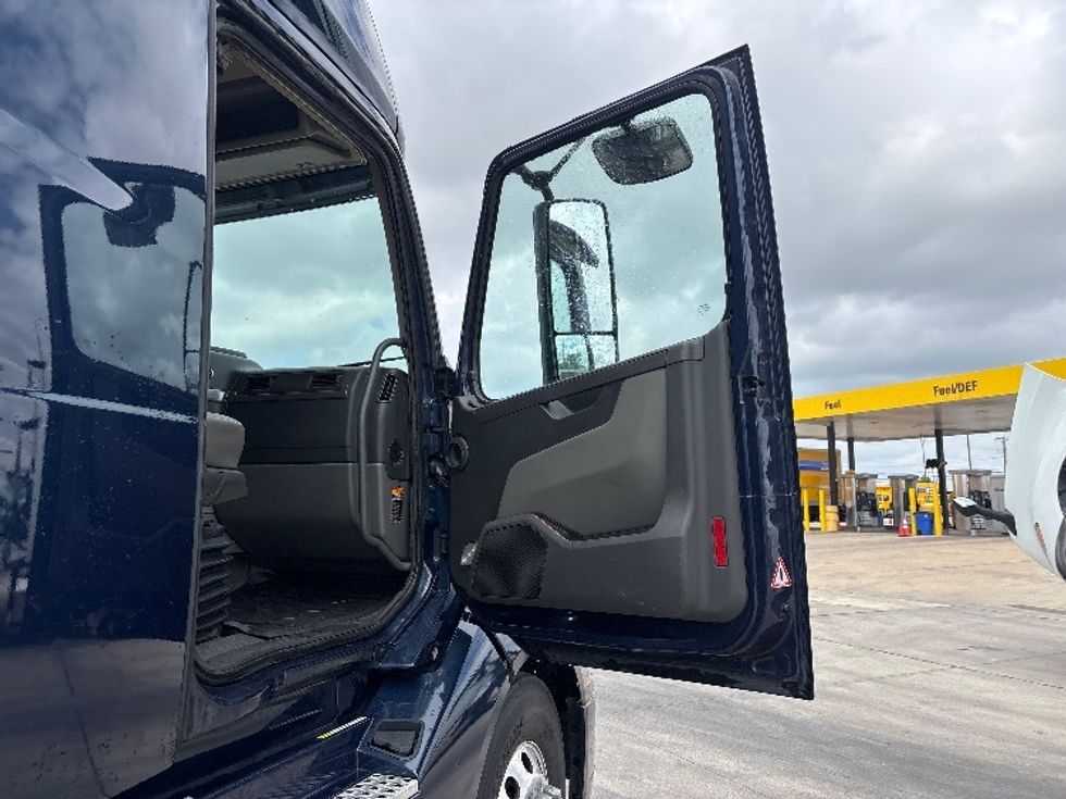 Sleeper Tractor-Heavy Duty Tractors-Volvo-2020-VNL64760-Arlington-TX-710,551\n\t\tmiles-$ 50,000 - Image 13