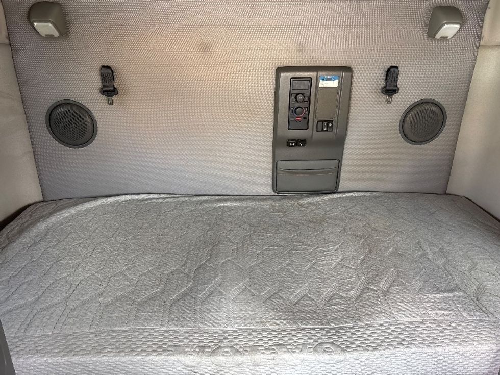 Sleeper Tractor-Heavy Duty Tractors-Volvo-2020-VNL64760-Arlington-TX-710,551\n\t\tmiles-$ 50,000 - Image 16