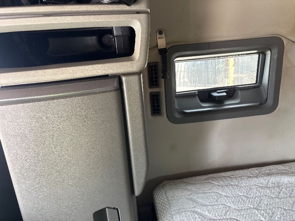 Sleeper Tractor-Heavy Duty Tractors-Volvo-2020-VNL64760-Arlington-TX-710,551\n\t\tmiles-$ 50,000 - Image 19