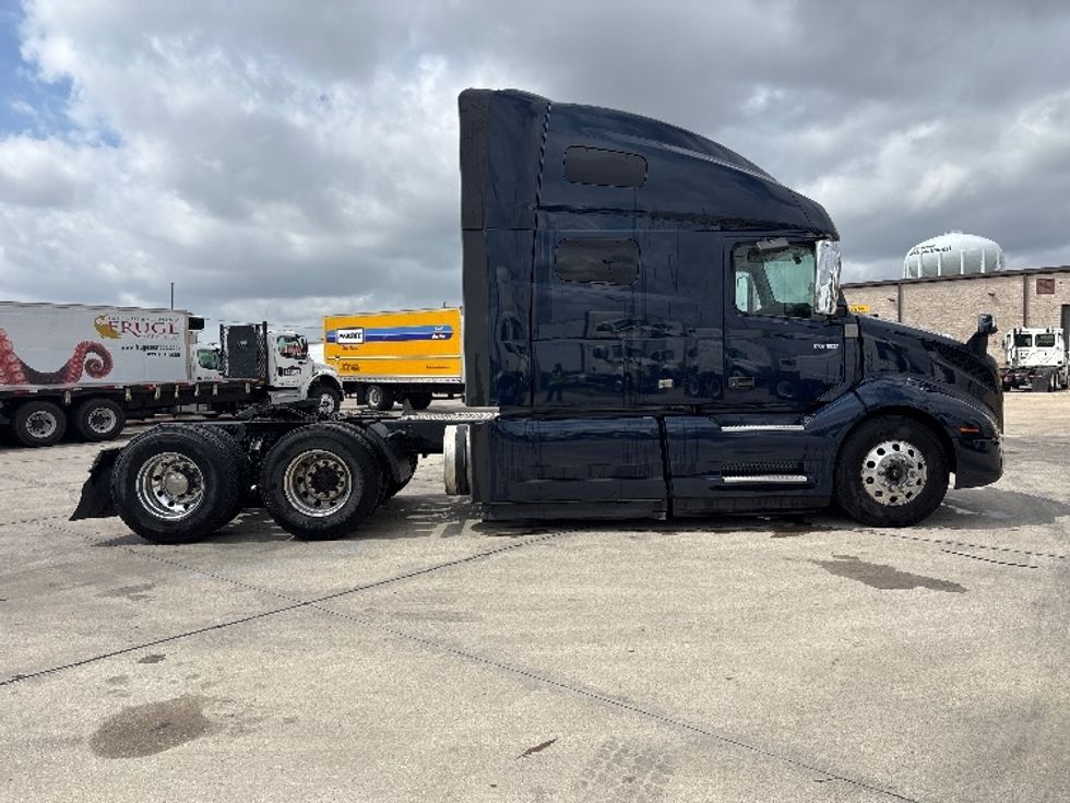 Sleeper Tractor-Heavy Duty Tractors-Volvo-2020-VNL64760-Arlington-TX-710,551\n\t\tmiles-$ 50,000 - Image 8