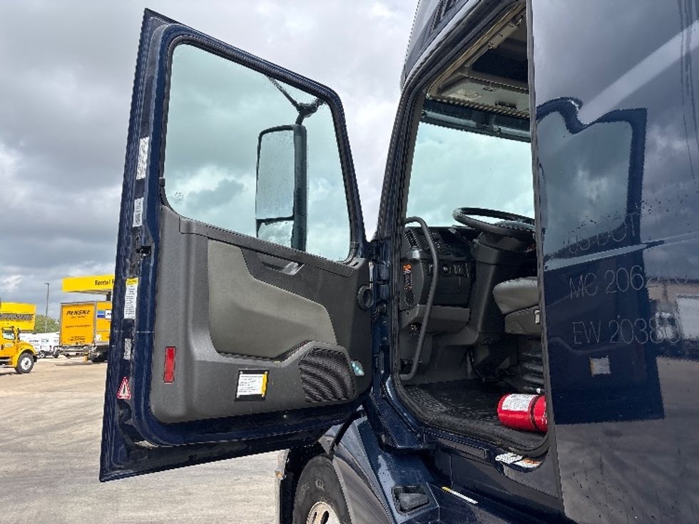 Sleeper Tractor-Heavy Duty Tractors-Volvo-2020-VNL64760-Arlington-TX-710,551\n\t\tmiles-$ 50,000 - Image 9