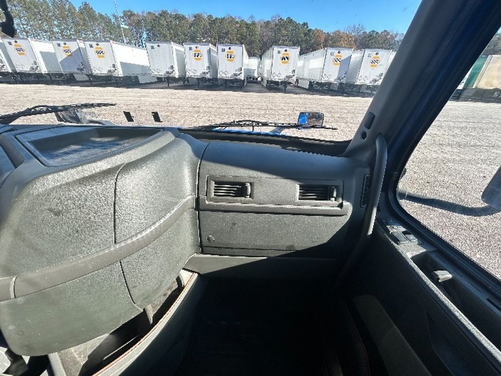 Sleeper Tractor-Heavy Duty Tractors-Volvo-2020-VNL64760-Atlanta-GA-829,062\n\t\tmiles-$ 41,250 - Image 13