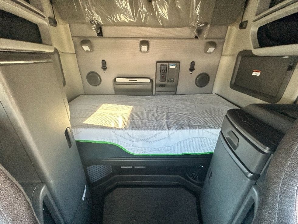 Sleeper Tractor-Heavy Duty Tractors-Volvo-2020-VNL64760-Atlanta-GA-829,062\n\t\tmiles-$ 41,250 - Image 16