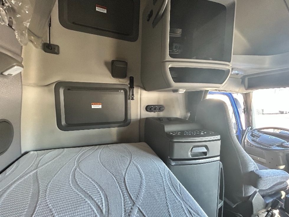 Sleeper Tractor-Heavy Duty Tractors-Volvo-2020-VNL64760-Atlanta-GA-829,062\n\t\tmiles-$ 41,250 - Image 17