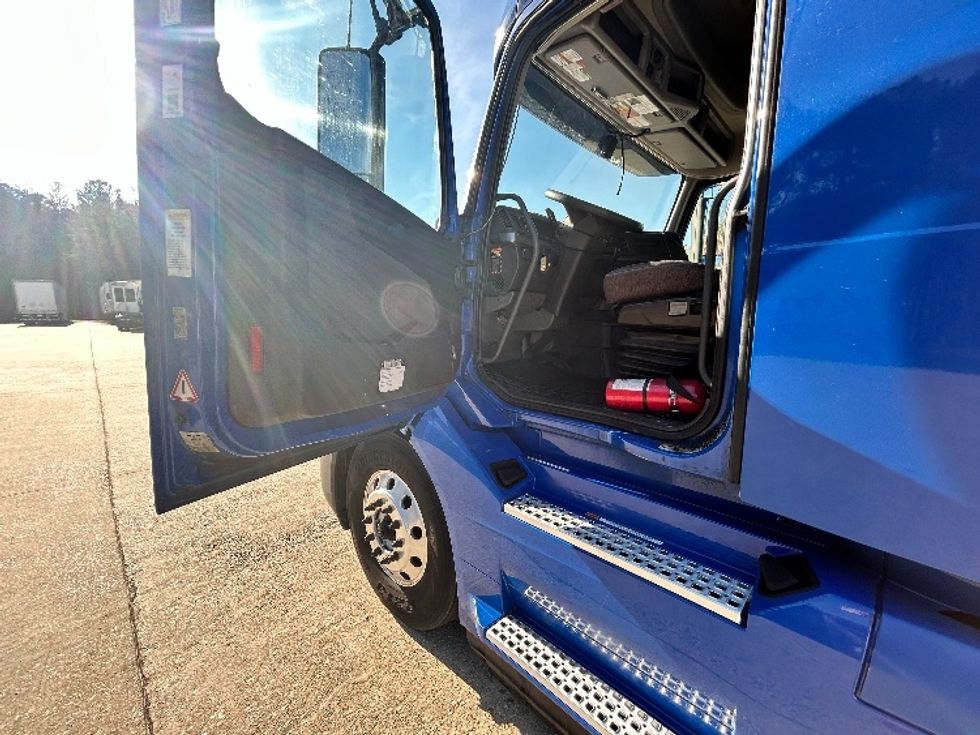 Sleeper Tractor-Heavy Duty Tractors-Volvo-2020-VNL64760-Atlanta-GA-829,062\n\t\tmiles-$ 41,250 - Image 8