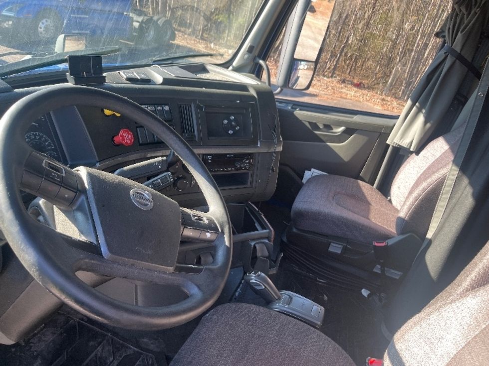 Sleeper Tractor-Heavy Duty Tractors-Volvo-2020-VNL64760-Atlanta-GA-857,158\n\t\tmiles-$ 36,250 - Image 10