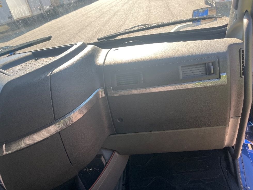 Sleeper Tractor-Heavy Duty Tractors-Volvo-2020-VNL64760-Atlanta-GA-857,158\n\t\tmiles-$ 36,250 - Image 14