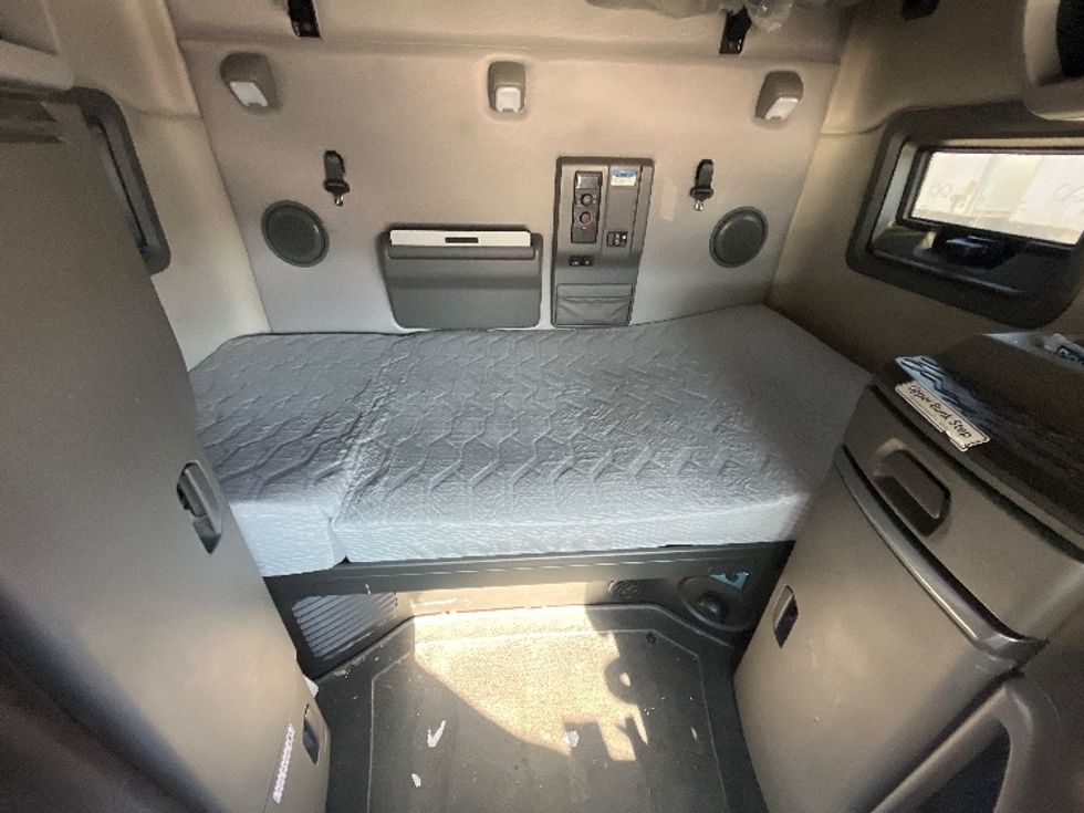 Sleeper Tractor-Heavy Duty Tractors-Volvo-2020-VNL64760-Atlanta-GA-857,158\n\t\tmiles-$ 36,250 - Image 16