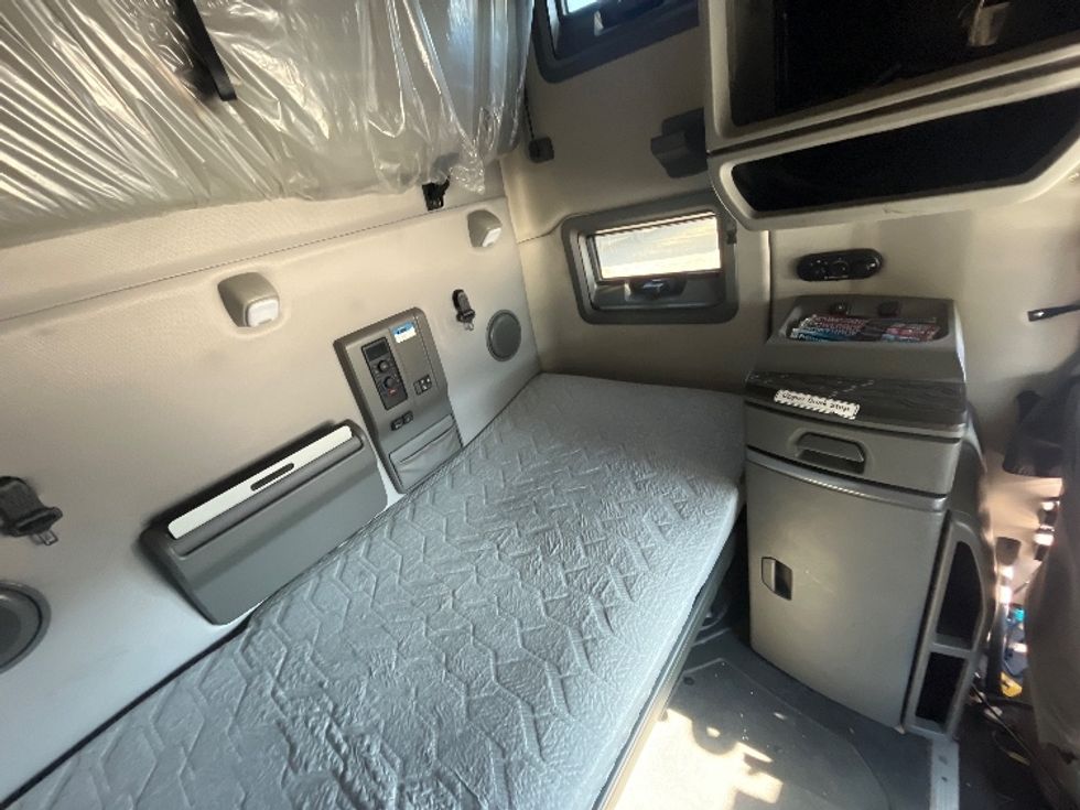 Sleeper Tractor-Heavy Duty Tractors-Volvo-2020-VNL64760-Atlanta-GA-857,158\n\t\tmiles-$ 36,250 - Image 18