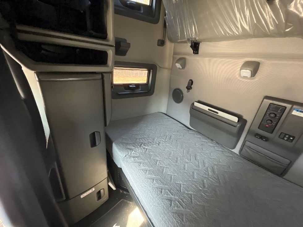 Sleeper Tractor-Heavy Duty Tractors-Volvo-2020-VNL64760-Atlanta-GA-857,158\n\t\tmiles-$ 36,250 - Image 19