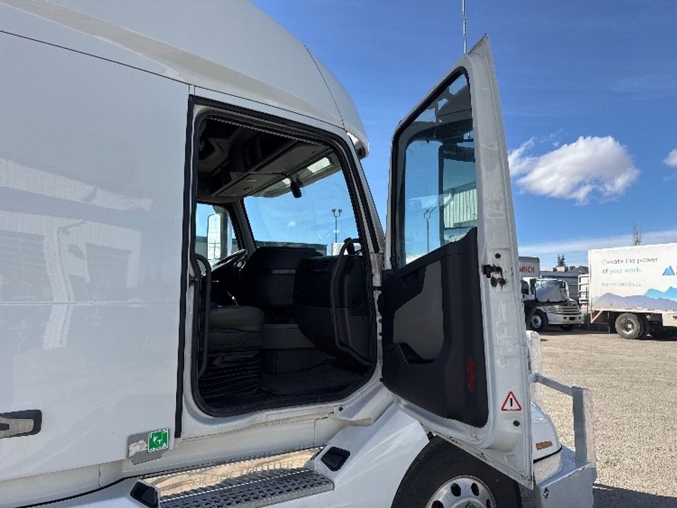 Sleeper Tractor-Heavy Duty Tractors-Volvo-2020-VNL64760-Calgary-AB-906,838\n\t\tkm-$ 77,250 - Image 13
