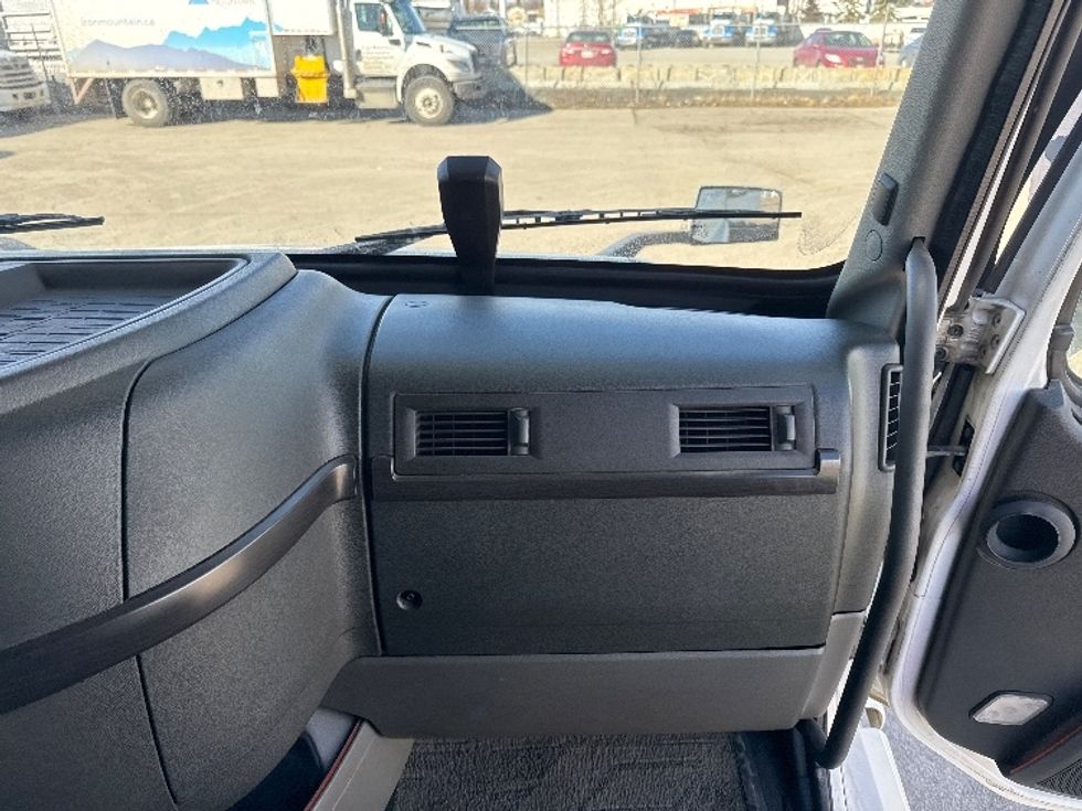 Sleeper Tractor-Heavy Duty Tractors-Volvo-2020-VNL64760-Calgary-AB-906,838\n\t\tkm-$ 77,250 - Image 14