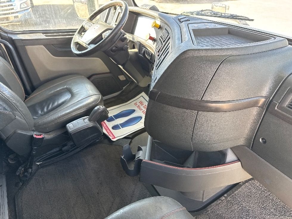 Sleeper Tractor-Heavy Duty Tractors-Volvo-2020-VNL64760-Calgary-AB-906,838\n\t\tkm-$ 77,250 - Image 15