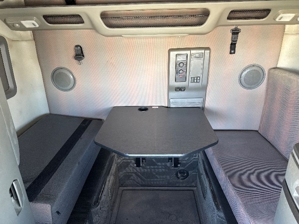 Sleeper Tractor-Heavy Duty Tractors-Volvo-2020-VNL64760-Calgary-AB-906,838\n\t\tkm-$ 77,250 - Image 16