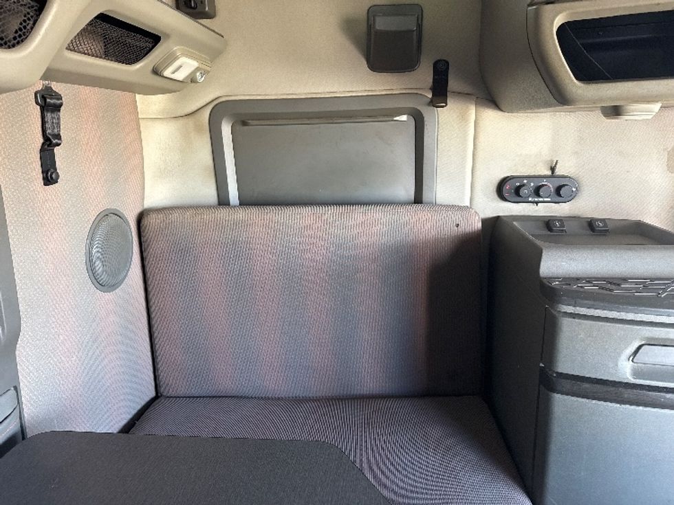 Sleeper Tractor-Heavy Duty Tractors-Volvo-2020-VNL64760-Calgary-AB-906,838\n\t\tkm-$ 77,250 - Image 18