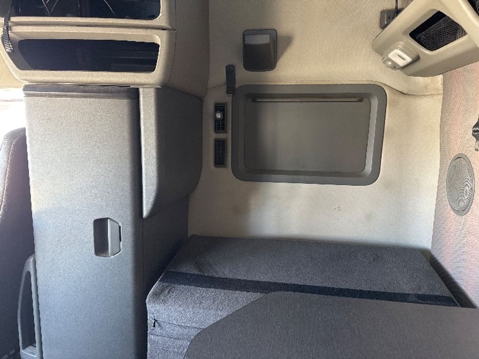 Sleeper Tractor-Heavy Duty Tractors-Volvo-2020-VNL64760-Calgary-AB-906,838\n\t\tkm-$ 77,250 - Image 19