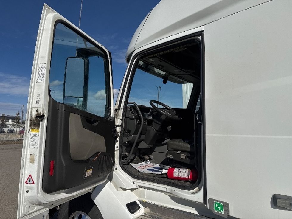 Sleeper Tractor-Heavy Duty Tractors-Volvo-2020-VNL64760-Calgary-AB-906,838\n\t\tkm-$ 77,250 - Image 9