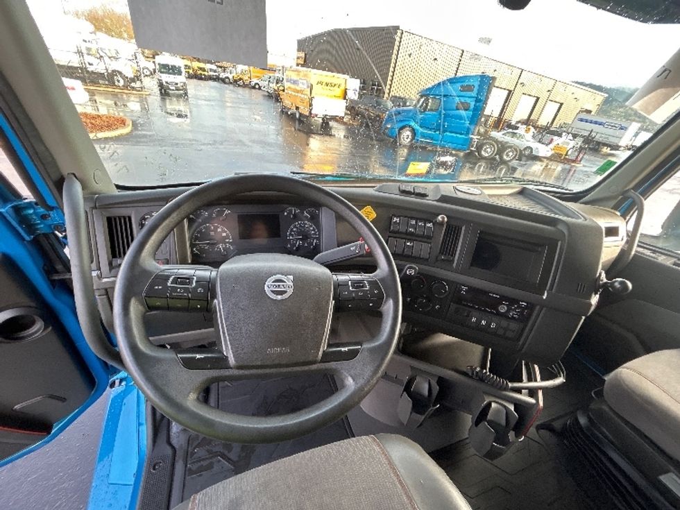 Sleeper Tractor-Heavy Duty Tractors-Volvo-2020-VNL64760-Coburg-OR-493,991\n\t\tmiles-$ 61,750 - Image 11