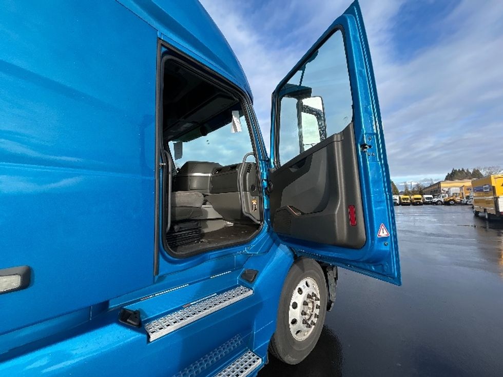 Sleeper Tractor-Heavy Duty Tractors-Volvo-2020-VNL64760-Coburg-OR-493,991\n\t\tmiles-$ 61,750 - Image 13